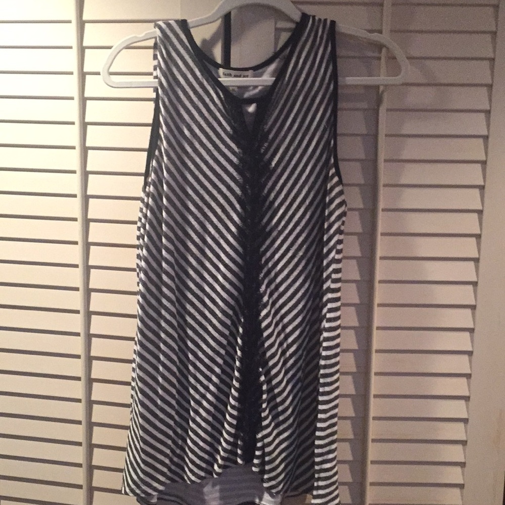 Black and white stripe tank top with lace line, xl
